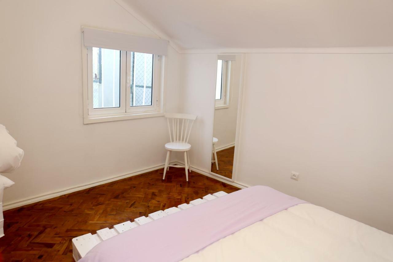 White Cosy Apartment Lisbon Exterior photo
